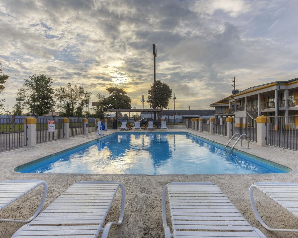 Econo Lodge Байрон Экстерьер фото