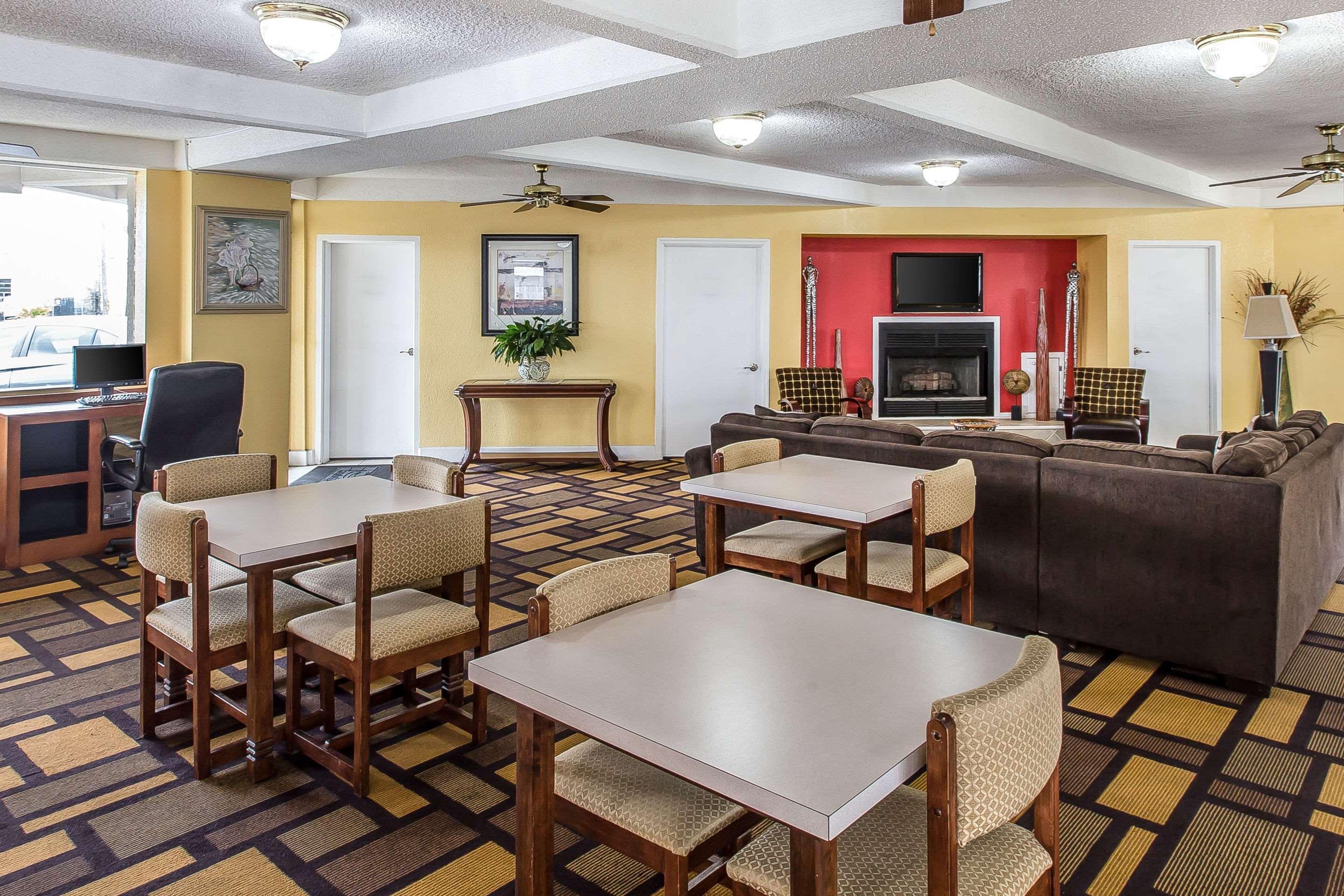 Econo Lodge Байрон Экстерьер фото