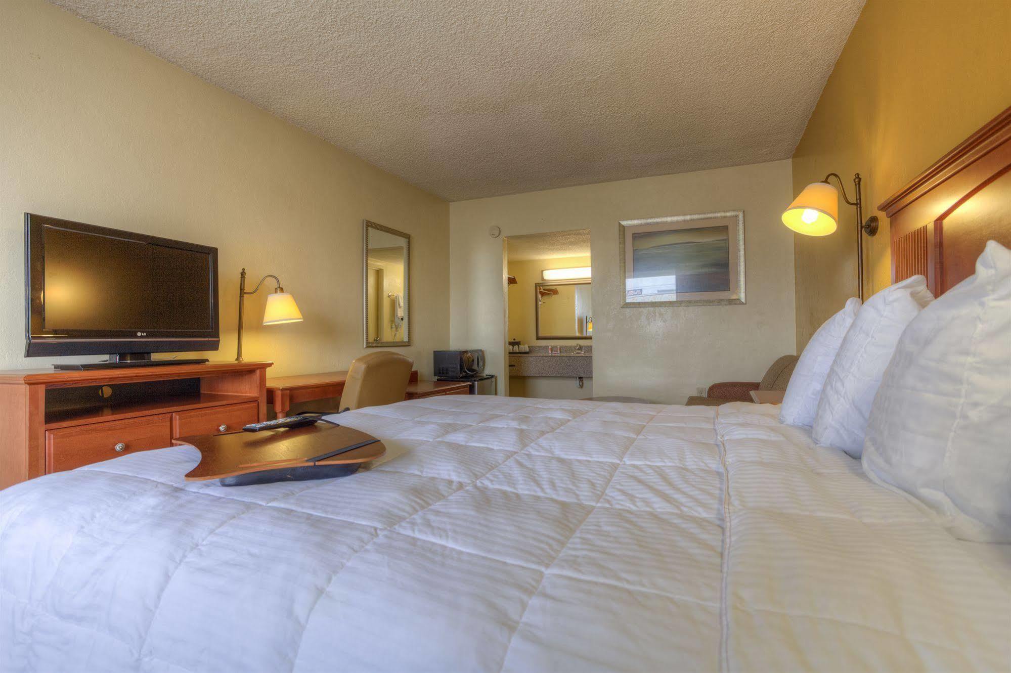 Econo Lodge Байрон Экстерьер фото